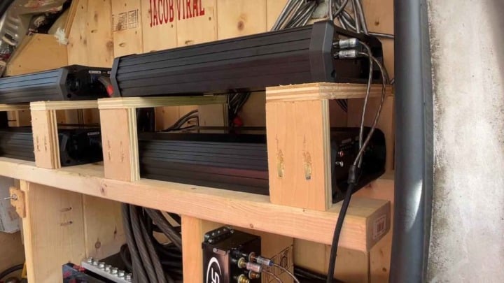 How to Hook up Two Amps With One RCA Jack